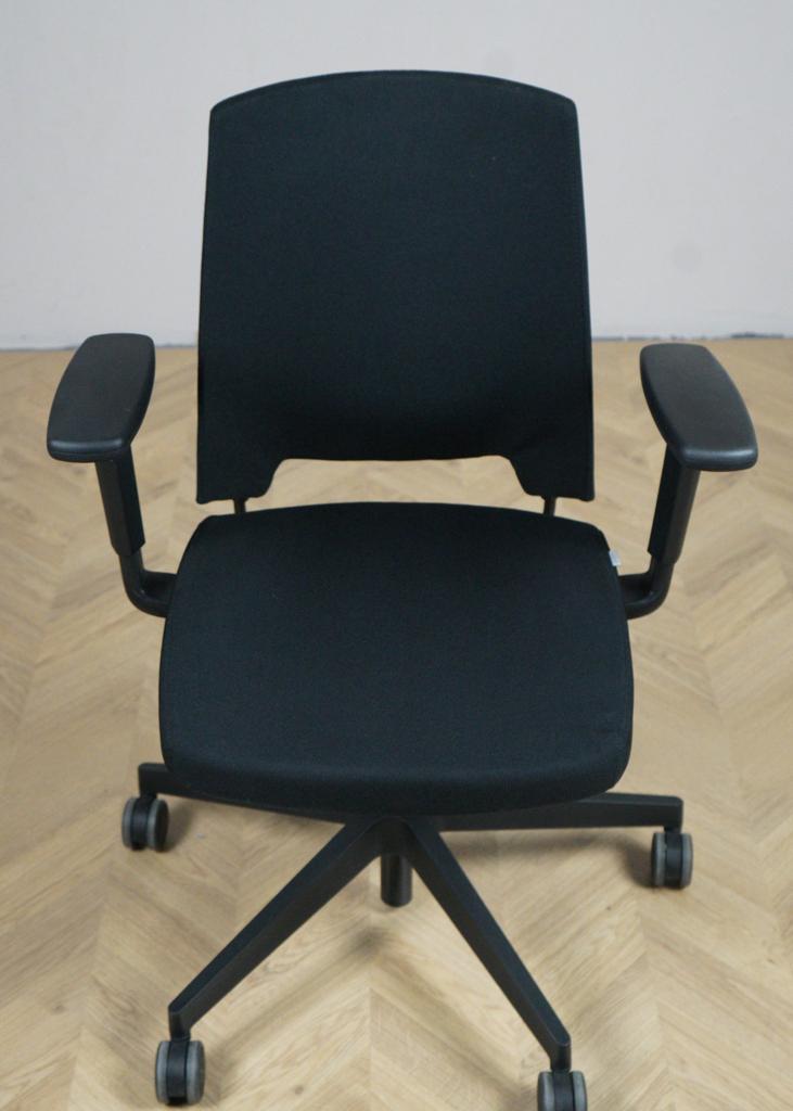 Profim kontorstol i sort set forfra med justerbare armlæn